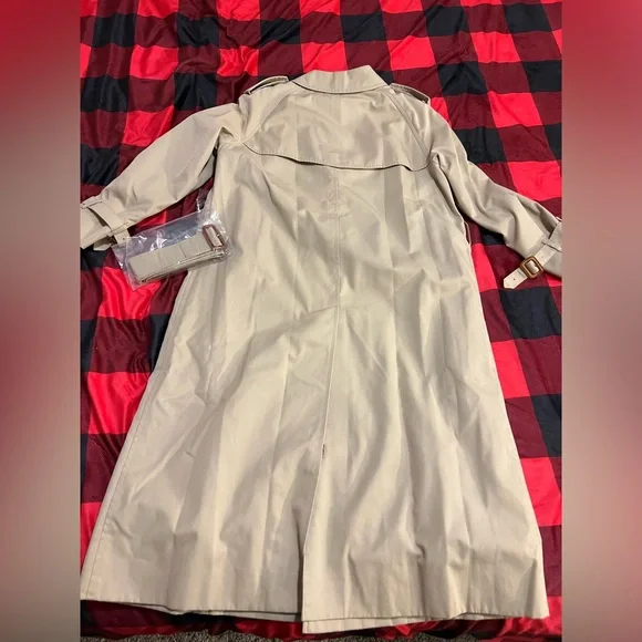 Burberry vintage trench coat- EUC!